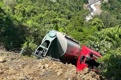 Xe bồn lao xuống mép vực đèo Đại Ninh