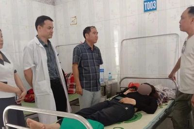 Đá lớn rơi vào nhà, người dân bị mắc kẹt ở Cao Bằng