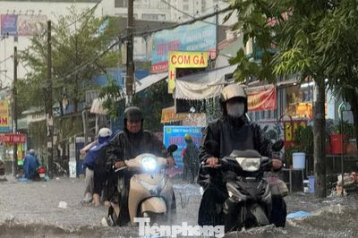 Mưa từ chiều đến tối, nhiều tuyến đường ở TPHCM ngập sâu