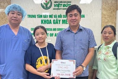 Em Đặng Thị Duyên bị ngã chấn thương đón nhận hơn 106 triệu đồng của bạn đọc