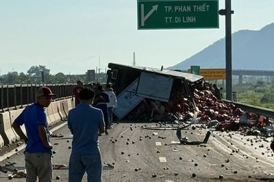 Xe tải mất lái lật nghiêng giữa đường, cao tốc ùn tắc kéo dài