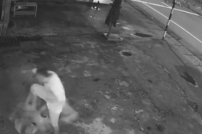Truy tìm thanh niên giữa đêm hành hung cụ ông bán vé số nằm trên vỉa hè quốc lộ