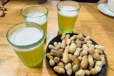 Uống bia giải nhiệt mùa hè, người đàn ông nhập viện trong tình trạng đau đớn
