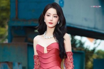 Diễn viên Địch Lệ Nhiệt Ba vai trần quyến rũ, đẹp tựa nữ thần trên thảm đỏ