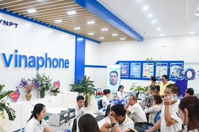 Đông nghịt người dân đến xác thực thuê bao trong ngày đầu bị khóa SIM một chiều
