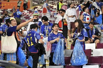 Nét đẹp văn hóa dọn dẹp khán đài của CĐV Nhật Bản mỗi mùa World Cup