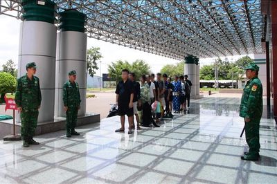 Tiếp nhận 12 công dân Việt Nam do cơ quan chức năng Campuchia trao trả