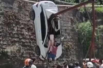 Ô tô bị dầm sắt đâm xuyên, treo lơ lửng giữa không trung, người dân bắc thang giải cứu nữ tài xế