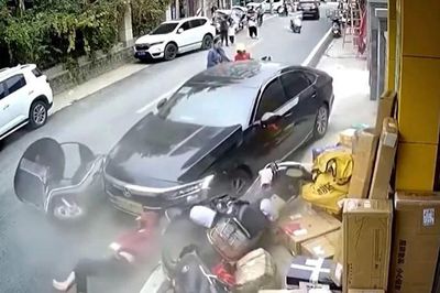 Nữ tài xế đạp nhầm chân ga, 4 người bị cuốn vào tai nạn