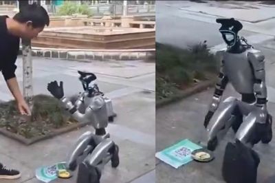 Robot hình người quỳ giữa phố xin tiền bằng mã QR khiến mạng xã hội xôn xao