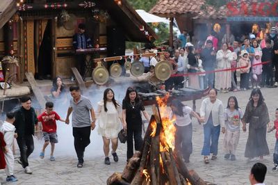 Du khách giao lưu văn hóa cồng chiêng giữa lòng Đà Lạt