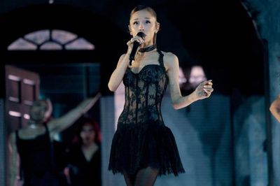 Ariana Grande hụt mất 'ngôi vương' vì một huyền thoại âm nhạc