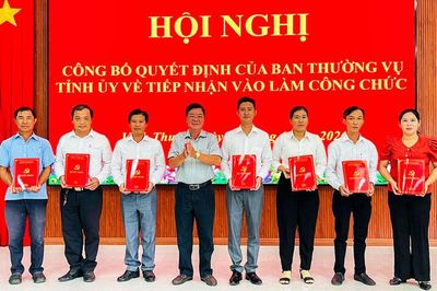 Xã Vĩnh Thuận tiếp nhận 7 công chức