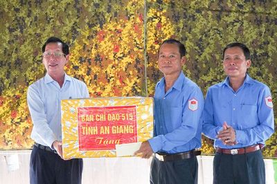 Phó Chủ tịch UBND tỉnh An Giang Lê Văn Phước thăm, động viên Đội K93 tại Campuchia