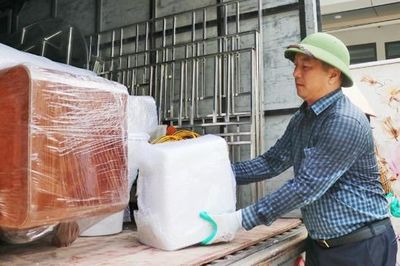 Hội viên nông dân hỗ trợ di dời tài sản phục vụ xây dựng sân bay Gia Bình.