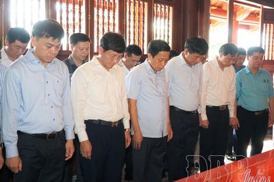 Phó Chủ nhiệm UBKT Trung ương Hà Quốc Trị dâng hương tưởng niệm Chủ tịch Hồ Chí Minh và tri ân Anh hùng liệt sĩ
