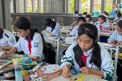 'Đại ngàn chạm biển xanh' qua các 'cây cọ nhí'