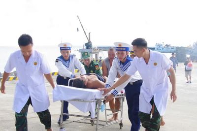 Bệnh xá đảo Trường Sa kịp thời cấp cứu ngư dân bị đứt lìa chân