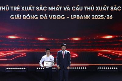 Quang Hải thắng giải Cầu thủ xuất sắc nhất V-League 2025/26 trong ngày CAHN đại thắng