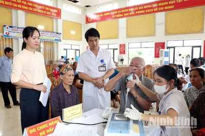 Khám sàng lọc miễn phí cho người dân xã Gia Hưng