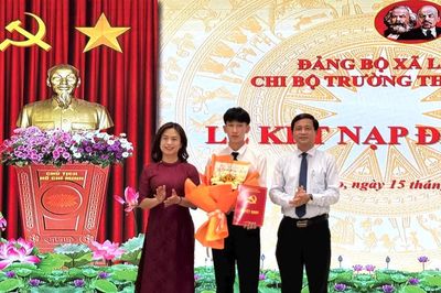 Kết nạp Đảng cho 12 học sinh ưu tú