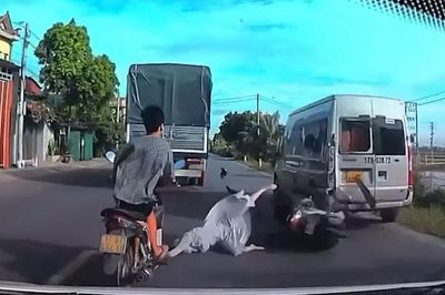 Luồn lách vượt xe tải, xe máy tông ô tô dừng đỗ