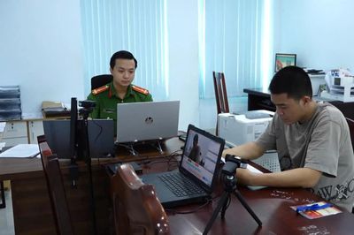 Cúi lấy nước uống khi đang chạy xe trên cao tốc, tài xế gây tai nạn làm 2 người tử vong