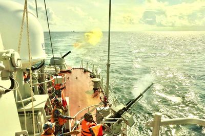 Lữ đoàn 167 Vùng 2 Hải quân huấn luyện bắn đạn thật trên biển