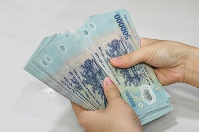 Hết thời dễ kiếm tiền, nhà đầu tư quay lại gửi tiết kiệm để 'chờ thời'