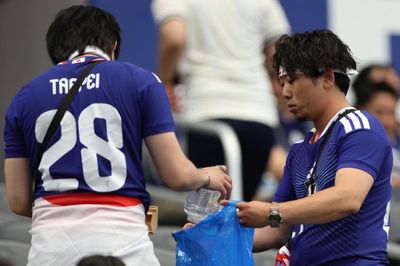 FIFA khen ngợi hình ảnh của CĐV Nhật Bản trên khán đài World Cup