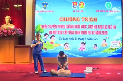 Cảnh sát cơ động trang bị kỹ năng an toàn cho trẻ em