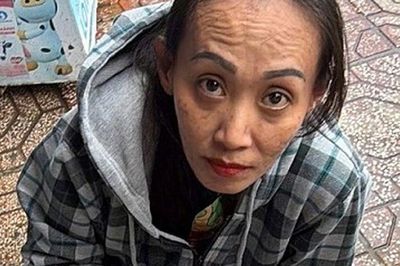 Người phụ nữ đứng trước tiệm tạp hóa, giấu một thứ trong bao thuốc lá khiến ai cũng sửng sốt
