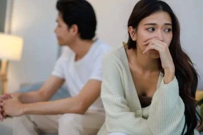 Sinh nhật con gái tôi nhắn tin cho chồng cũ 'Nhớ anh lắm', 3 ngày sau nhận được một bưu phẩm, mở ra thì òa khóc