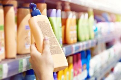 Chuyên gia cảnh báo: 3 thành phần trong dầu gội cần tránh nếu không muốn tóc ngày càng mỏng đi