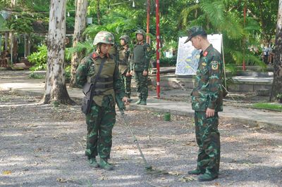 Quét radar xuyên đất tìm rãnh mộ liệt sĩ tập thể tại Công viên Lê Thị Riêng