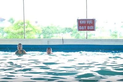 Xã Chương Dương mở lớp dạy bơi miễn phí cho trẻ em khó khăn