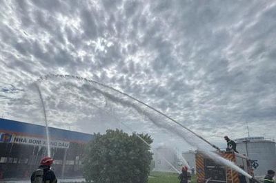 Thực tập phương án chữa cháy tại kho xăng dầu ở Hà Nội