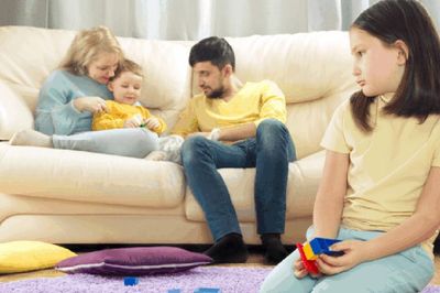 Cha càng mắc 4 sai lầm này, con gái càng dễ tự ti và thiếu cảm giác an toàn khi trưởng thành