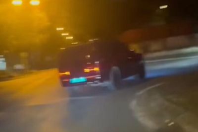 Hà Nội: Xác minh vụ xe ô tô biển xanh 80A va chạm xe máy trên đường Ngọc Hồi