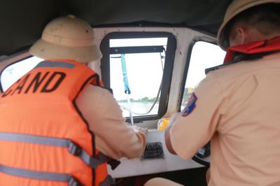 Theo chân CSGT đường thủy Bến Hiệp kiểm tra nồng độ cồn trên sông Luộc ở Hưng Yên