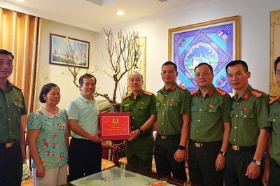 CATP Hà Nội thăm hỏi nguyên lãnh đạo, thân nhân gia đình và cán bộ An ninh nhân dân