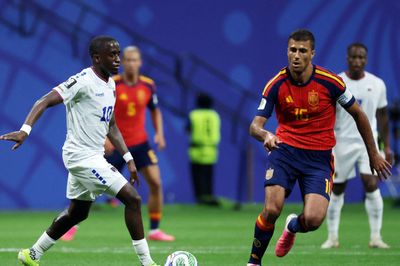 Rodri mỉa mai Cape Verde 'không qua nổi vạch giữa sân'