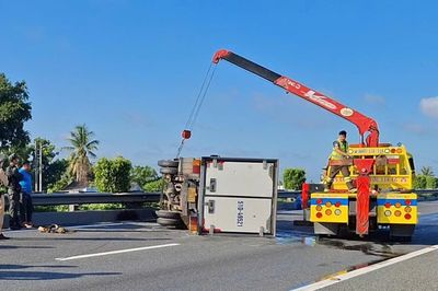 Xe tải nổ lốp, lật ngửa trên cao tốc TP.HCM - Trung Lương