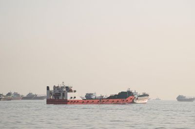 Eo biển Hormuz đã mở, nhưng tàu thuyền vẫn đứng im