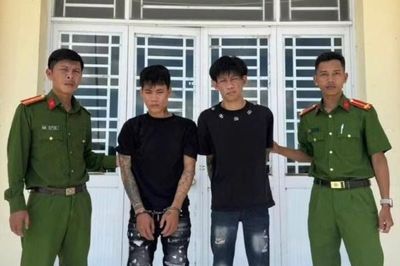 Tạm giữ 2 đối tượng giật iPhone của thiếu nữ