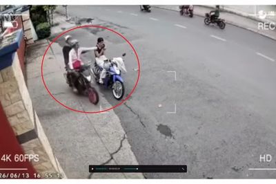Hai đối tượng đi xe máy giật iPhone của thiếu nữ trước cổng công ty