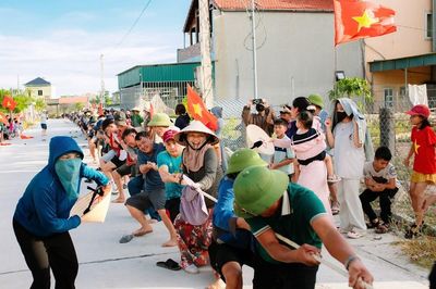 Gần 1.000 người dân kéo co mừng ngày hai khối sáp nhập