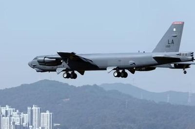 Rơi máy bay ném bom B-52 của Mỹ, không có người sống sót