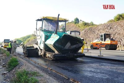 Đội nắng, tăng ca trên công trường mở rộng cao tốc Cam Lộ - La Sơn