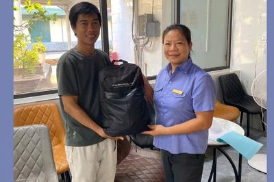 Tổ tàu SE4 kịp thời trao trả tài sản giá trị cho hành khách bỏ quên